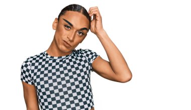 Makyaj yapan, uzun saçlı, modern kıyafetler giyen İspanyol transseksüel adam soru sorup duruyor. Şüpheyle kararsız, kafa kafaya düşünerek. Düşünceli kavram. 