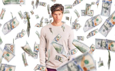 Gündelik kıyafetler giyen, kuşkucu ve gergin genç yakışıklı bir adam sorun yüzünden üzgün. negatif kişi.