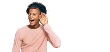 Afro saçlı, sıradan kıyafetler giyen, el pençe divan gülümseyen, dedikoduları ve dedikoduları dinleyen Afro-Amerikan bir adam. Sağırlık kavramı. 