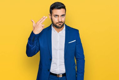 İş ceketi giyen genç İspanyol bir adam kendini vuruyor ve öldürüyor. Elini ve parmaklarını silah gibi kullanıyor. İntihar hareketi.. 