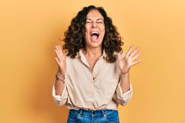 Orta yaşlı İspanyol kadın gündelik giysiler giyip başarının çılgınlığını kutluyor kollarını kaldırmış, gözlerini kapatmış heyecanlı çığlıklar atıyordu. Kazanan konsept 