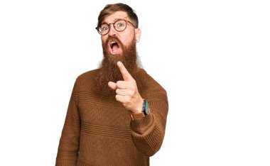 Genç İrlandalı kızıl elbiseli ve gözlüklü adam kameraya kızgın ve sinirli olduğunu gösteriyor. 