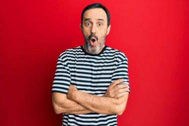 Orta yaşlı İspanyol bir adam gündelik giysiler giyiyor. Şaşırmış ve şaşırmış bir ifade, korku ve heyecanlı bir yüz ifadesi var.. 