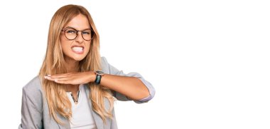 Güzel sarışın genç kadın iş kıyafetleri içinde bıçak niyetine boğazını kesiyor, saldırganlığı şiddetli bir şiddetle tehdit ediyor. 