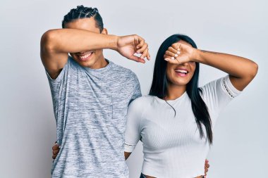 Gündelik giysiler giyen, neşeli gülümseyen, ellerini göstererek dikizlemeyi seven genç Latin çift. Şaşırdım ve çıktım. 