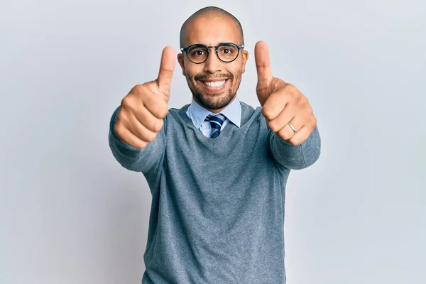 メガネを身に着けているヒスパニック系の大人の男性とビジネススタイルは 手で肯定的なジェスチャーを行うことを承認します 親指アップ笑顔と成功のために幸せ 勝者のジェスチャー — ストック写真