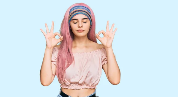 Menina Hispânica Jovem Com Cabelo Rosa Relaxar Sorrir Com Olhos — Fotografia de Stock