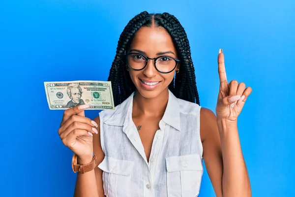 Hermosa Mujer Hispana Sosteniendo Billete Dólares Sonriendo Con Una Idea —  Fotos de Stock