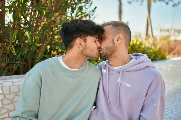 Joven Pareja Gay Sonriendo Feliz Sentado Banco Ciudad —  Fotos de Stock