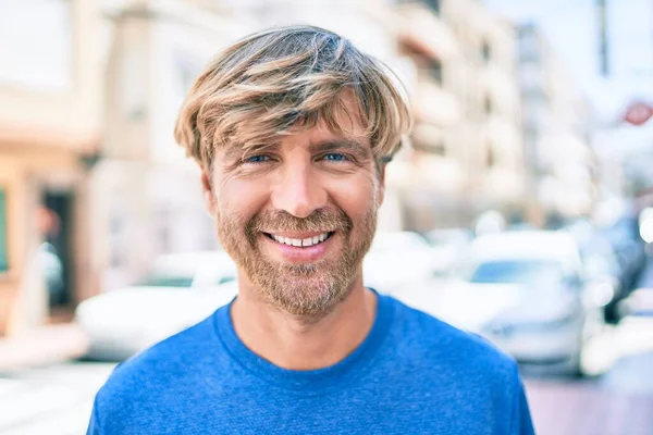 Young Irish Man Smiling Happy Walking Street City — Stock Photo, Image