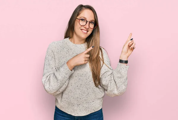 Mujer Rubia Joven Vistiendo Suéter Casual Gafas Sonriendo Mirando Cámara —  Fotos de Stock