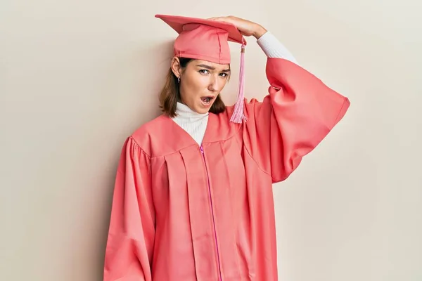 Mladá Běloška Maturitní Čepici Slavnostním Županu Překvapená Rukou Hlavě Omylem — Stock fotografie