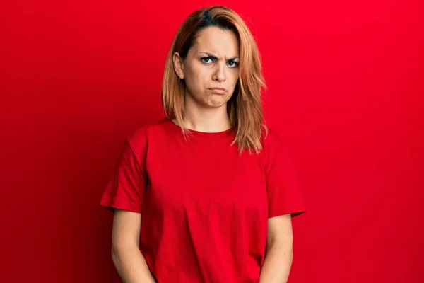 Spaanse Jonge Vrouw Draagt Casual Rood Shirt Depressief Zorgen Voor — Stockfoto