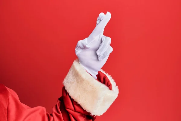 Mão Homem Vestindo Traje Papai Noel Luvas Sobre Fundo Vermelho — Fotografia de Stock