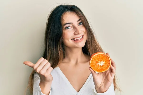 Jeune Femme Caucasienne Tenant Une Tranche Fraîche Pouce Pointant Orange — Photo