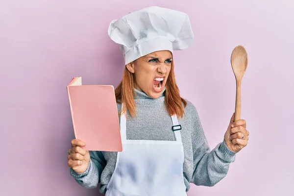 Joven Chef Hispana Leyendo Recetas Libro Enojado Loco Gritando Frustrado — Foto de Stock