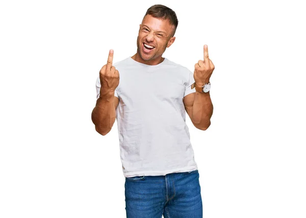 Handsome Muscle Man Wearing Casual White Tshirt Showing Middle Finger — Fotografia de Stock