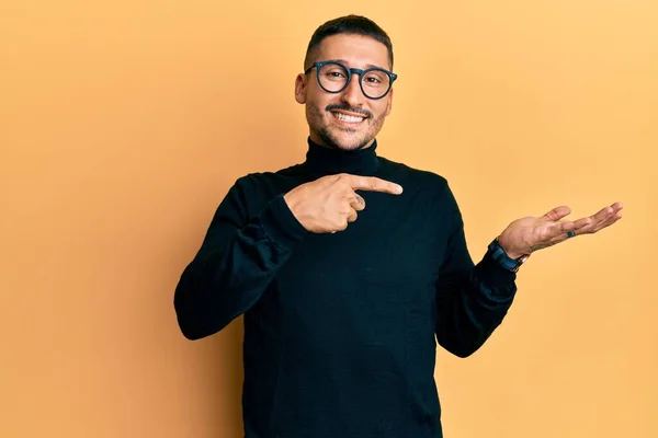 Jóképű Férfi Tetovált Garbó Pulóverben Szemüvegben Lenyűgözött Mosolygott Kamerába Miközben — Stock Fotó