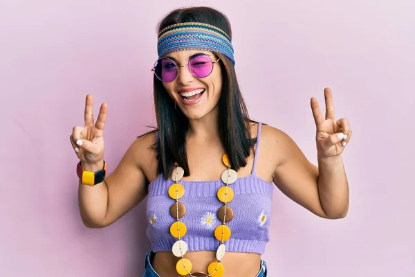 Joven Morena Vestida Estilo Bohemio Hippie Haciendo Símbolo Paz Guiñando —  Fotos de Stock