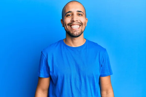 Der Hispanische Erwachsene Mann Trägt Ein Lässiges Blaues Shirt Mit — Stockfoto