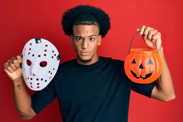 Afroamerikanischer Mann Mit Afro Haaren Eishockeymaske Und Halloween Pumpking Skeptisch — Stockfoto