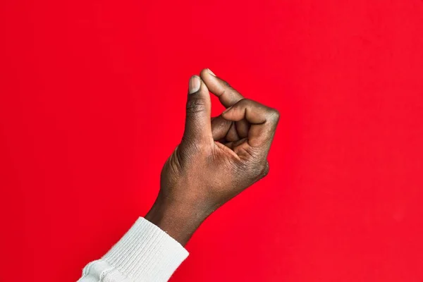 Χέρι Και Χέρι Του Αφροαμερικανού Μαύρου Άνδρα Πάνω Από Κόκκινο — Φωτογραφία Αρχείου