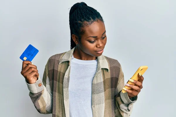 Junge Afrikanisch Amerikanische Frau Mit Smartphone Und Kreditkarte Entspannt Mit — Stockfoto