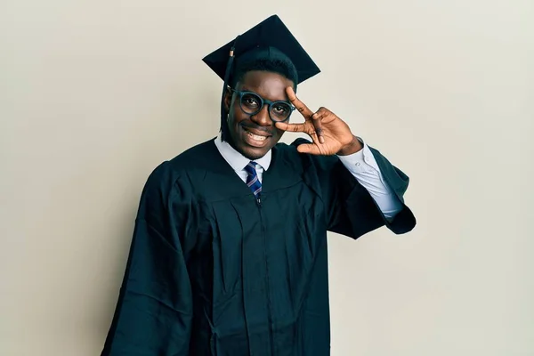 Bonito Homem Negro Vestindo Boné Formatura Roupão Cerimônia Fazendo Símbolo — Fotografia de Stock