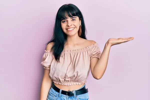Gadis Hispanik Muda Mengenakan Pakaian Santai Tersenyum Ceria Menyajikan Dan — Stok Foto