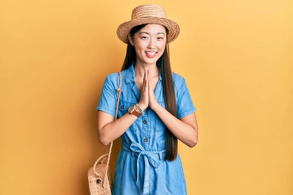 Jonge Chinese Vrouw Dragen Zomer Hoed Bidden Met Handen Samen — Stockfoto