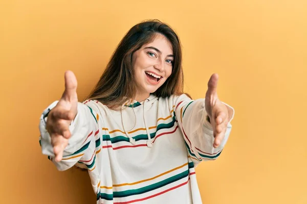 Joven Mujer Caucásica Vestida Con Ropa Casual Mirando Cámara Sonriendo — Foto de Stock