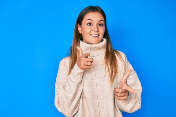 Bella Donna Caucasica Che Indossa Maglione Invernale Lana Puntando Dito — Foto Stock