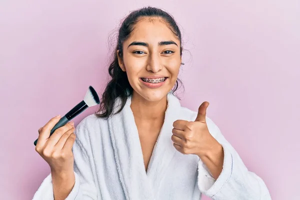 Hispanische Teenager Mädchen Mit Zahnspange Tragen Robe Hält Make Bürste — Stockfoto