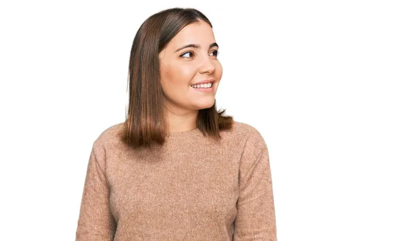 Jonge Mooie Vrouw Die Casual Kleren Draagt Die Van Opzij — Stockfoto