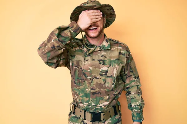 Jovem Caucasiano Vestindo Uniforme Exército Camuflagem Sorrindo Rindo Com Mão — Fotografia de Stock