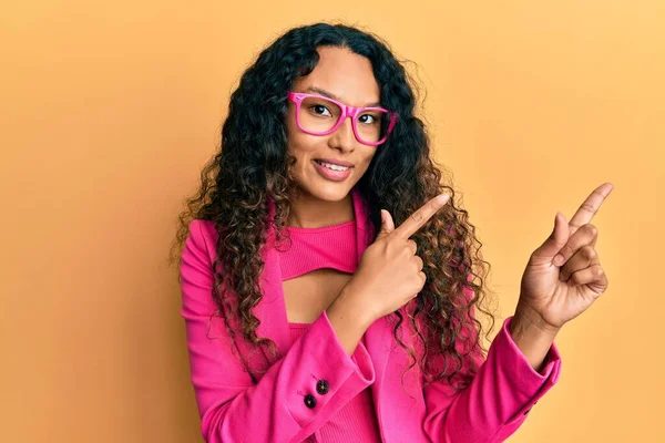 Mulher Latina Jovem Vestindo Estilo Negócio Óculos Sorrindo Olhando Para — Fotografia de Stock