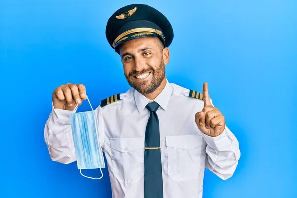 Schöner Mann Mit Bart Flugzeugpilotenuniform Mit Schutzmaske Lächelnd Mit Einer — Stockfoto