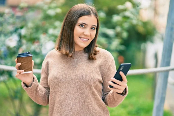 Genç Spanyol Kadın Akıllı Telefon Kullanıyor Parkta Kahve Içiyor — Stok fotoğraf