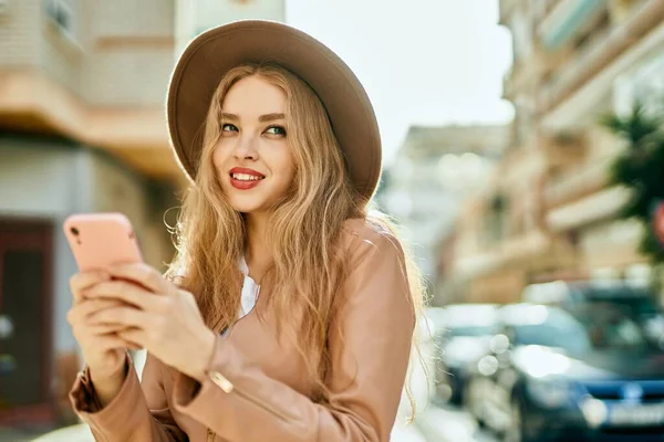 Jeune Fille Blonde Souriant Heureux Utilisant Smartphone Ville — Photo