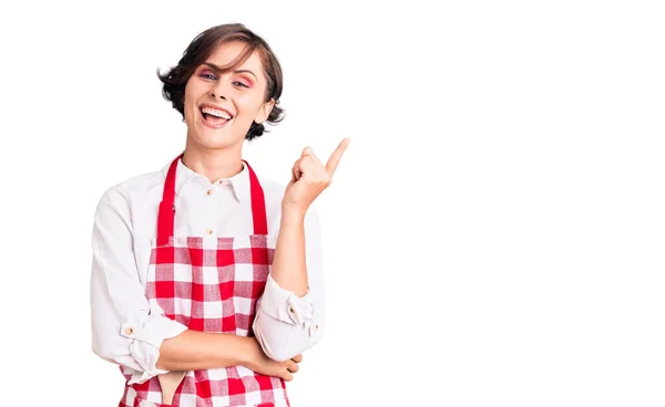 Bella Giovane Donna Con Capelli Corti Indossa Grembiule Cuoco Professionale — Foto Stock