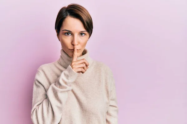 Junge Brünette Frau Mit Kurzen Haaren Die Einen Lässigen Winterpullover — Stockfoto