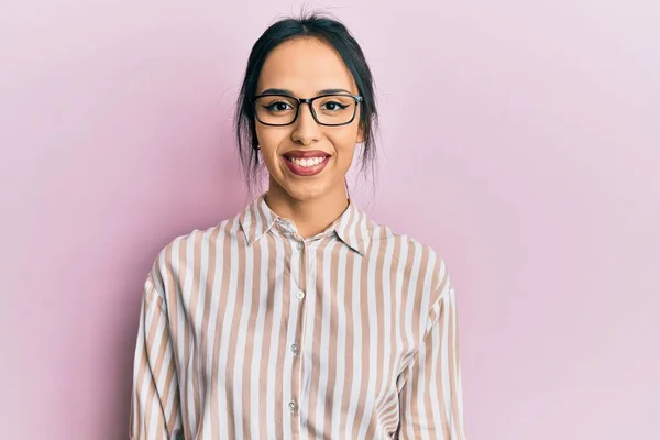 Menina Hispânica Jovem Vestindo Roupas Casuais Óculos Com Sorriso Feliz — Fotografia de Stock