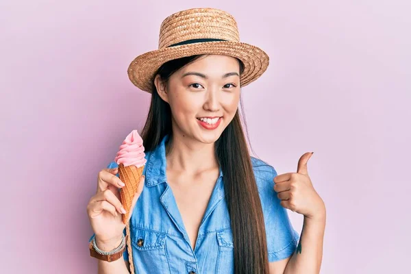 Νεαρή Κινέζα Γυναίκα Φορώντας Καλοκαιρινό Καπέλο Κρατώντας Παγωτό Χαμογελώντας Χαρούμενος — Φωτογραφία Αρχείου