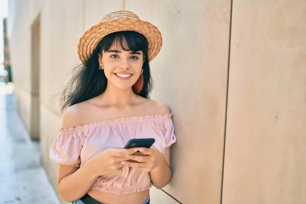 Menina Turística Hispânica Jovem Usando Estilo Verão Usando Smartphone Cidade — Fotografia de Stock