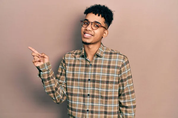 Junger Afrikanisch Amerikanischer Mann Lässiger Kleidung Und Brille Lächelt Glücklich — Stockfoto