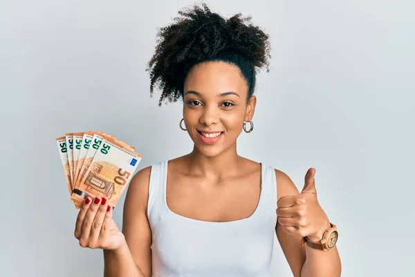 Mladá Africká Americká Dívka Drží Eurobankovek Úsměvem Šťastný Pozitivní Palec — Stock fotografie