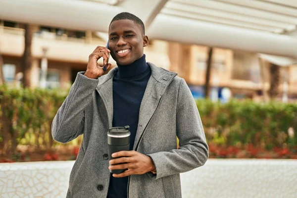 Joven Afroamericano Hablando Teléfono Inteligente Bebiendo Café Ciudad —  Fotos de Stock