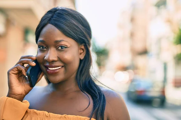 Mladý Africký Američan Žena Usměvavý Šťastný Mluvení Smartphone Městě — Stock fotografie