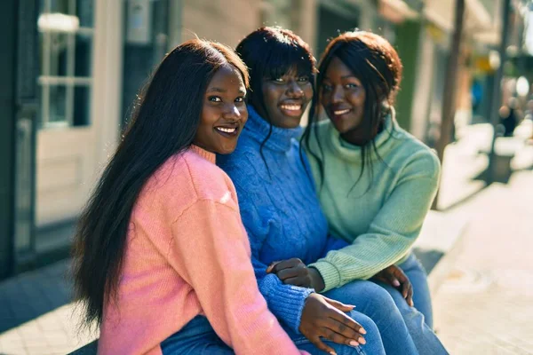 Tres Amigos Afroamericanos Sonriendo Felices Abrazando Ciudad —  Fotos de Stock