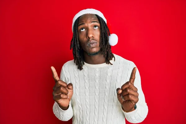 Homem Afro Americano Com Tranças Usando Chapéu Natal Apontando Para — Fotografia de Stock